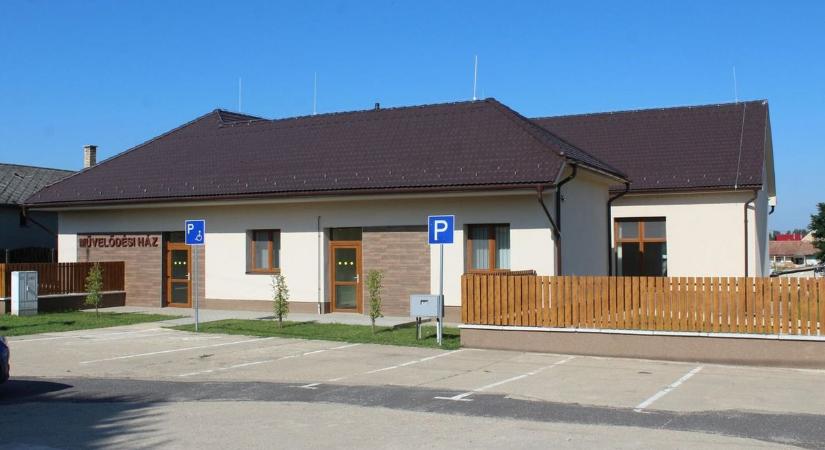 Megújult a nagycserkeszi Művelődési Ház