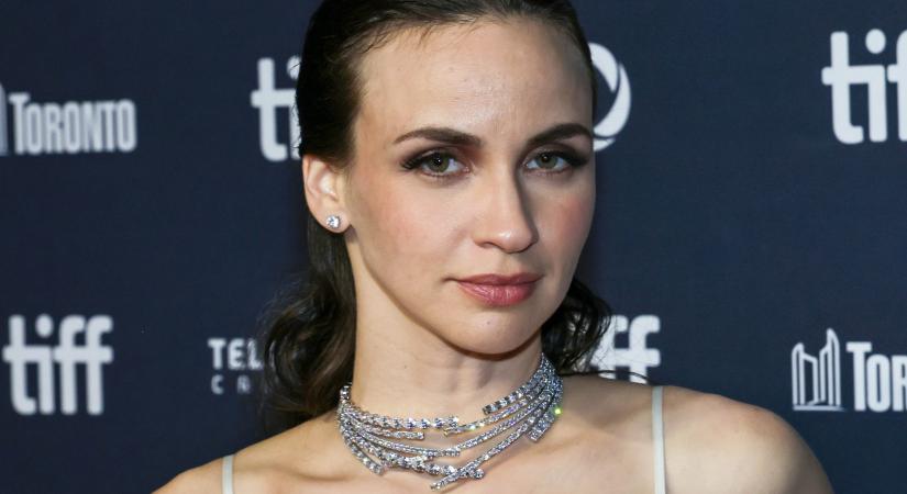 Törőcsik Franciska beragyogta a torontói filmfesztivál vörös szőnyegét – Álomszép volt Daalarna ruhájában