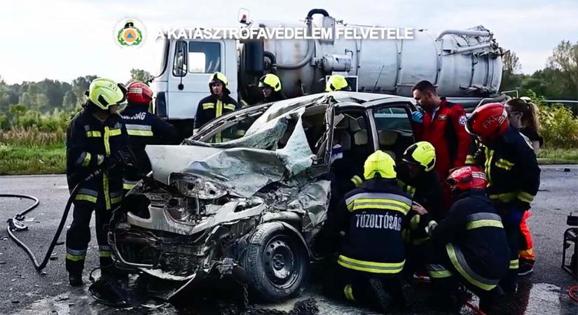 Szippantós autóval ütközött frontálisan egy személyautó