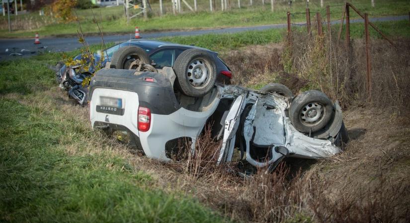 Megállás nélkül csapódott a másik autónak Hajdúnánáson, egy ember meghalt a balesetben – fotókkal, videóval