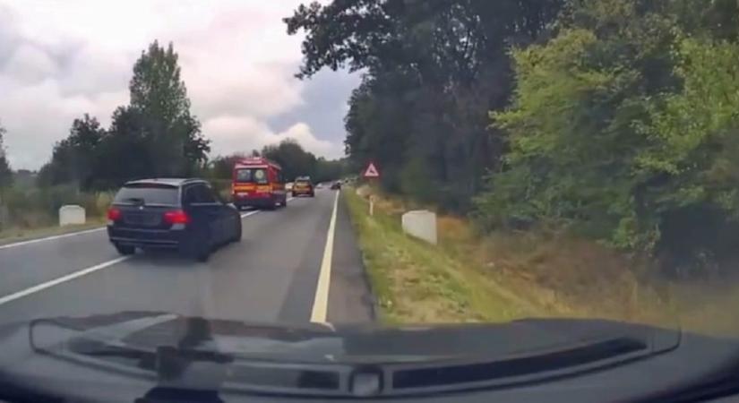 Gyorshajtás a száguldó mentőautó takarásában – Értesítették a rendőrséget (VIDEÓ)