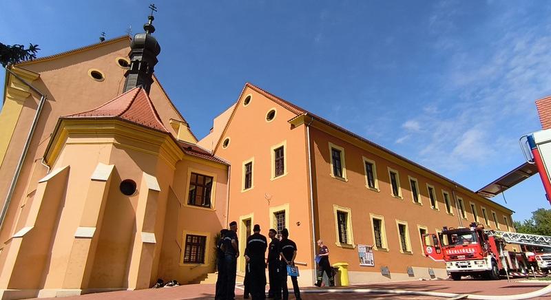 Lánglovagok az egykori kolostorban