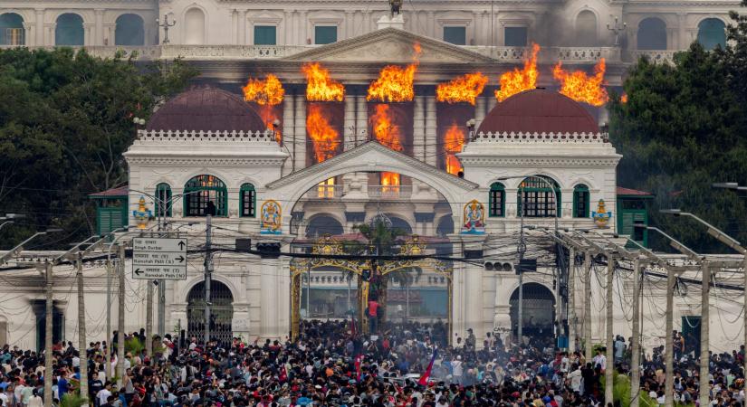 Nepálban a tüntetők felgyújtották a parlament épületét