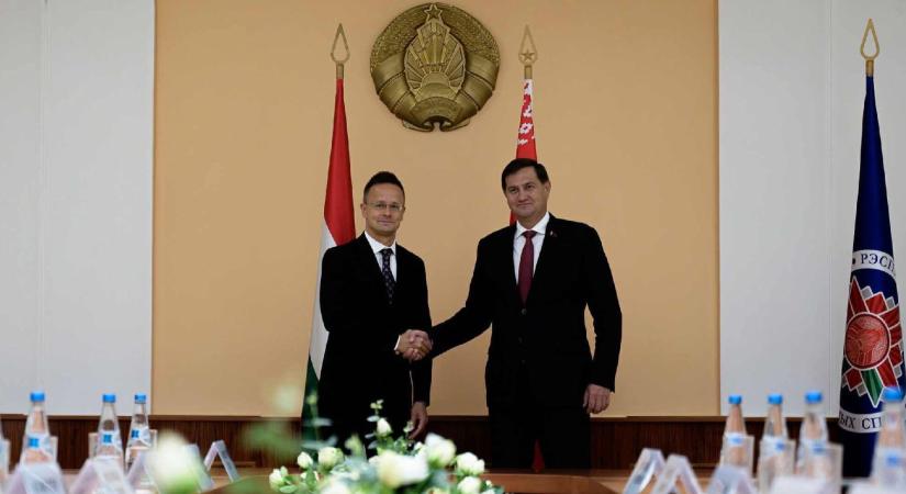 Szijjártó pár órával a lengyeleket ért orosz drón-akció után Minszkből posztolt