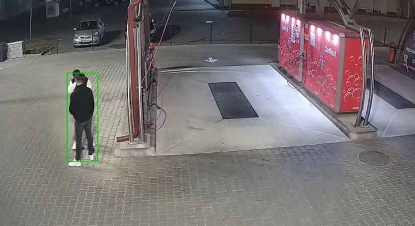 Nem gondolták, hogy ott kamera lehet? Ezt művelték a fiúk a kisvárdai éjszakában! (videó)