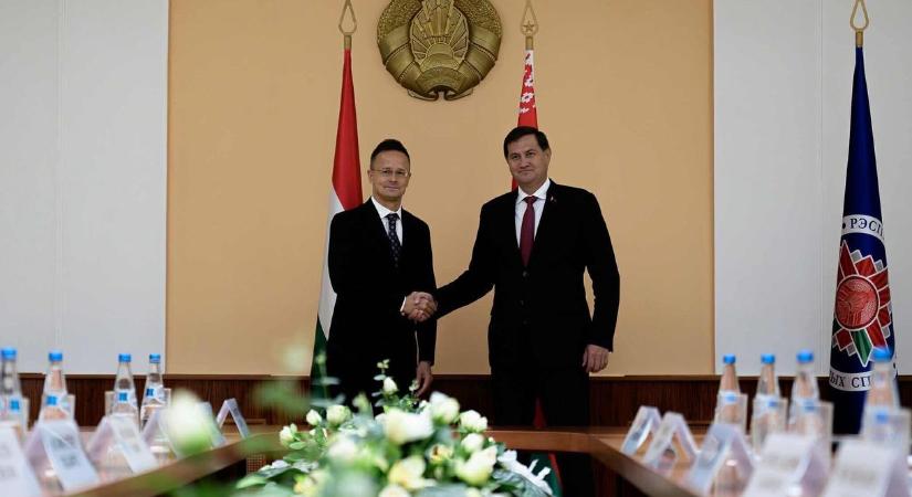 Szijjártó Péter Minszkből jelentkezett be, miután Belarusz felől orosz drónok hatoltak be Lengyelországba
