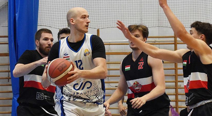 Triplaesőt rendeztek a jászberényi kosarasok
