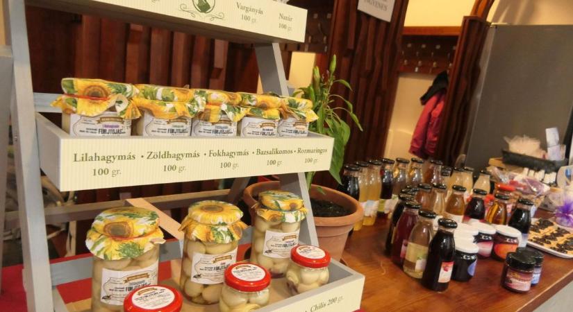 Kincsek a kosárban: újra termelői gasztropiacot rendeztek Abonyban