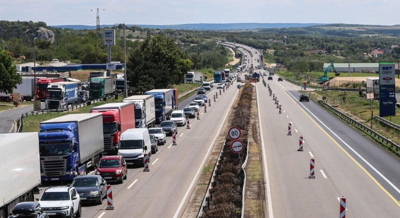 Több kilométeres dugó az M1-esen baleset miatt