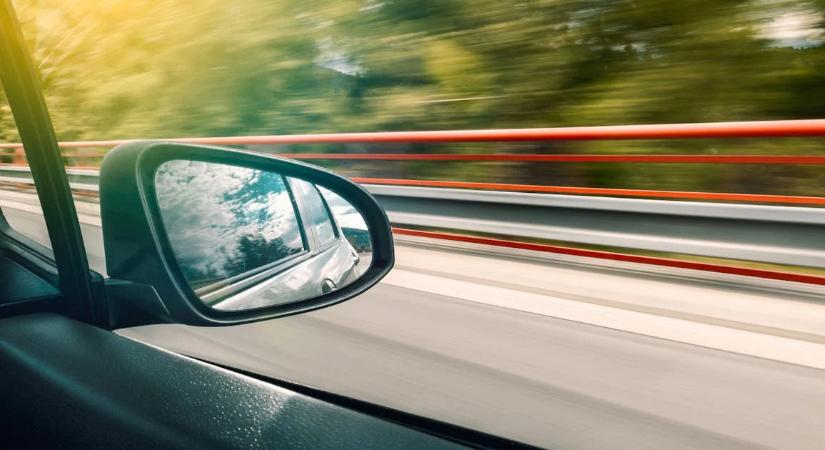 Így csap le a szabálytalan autósra egy motoros rendőr Veszprémnél – videó