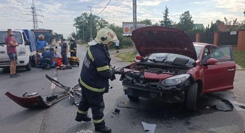 Súlyos baleset történt Debrecenben, megsérült egy motoros – fotóval!