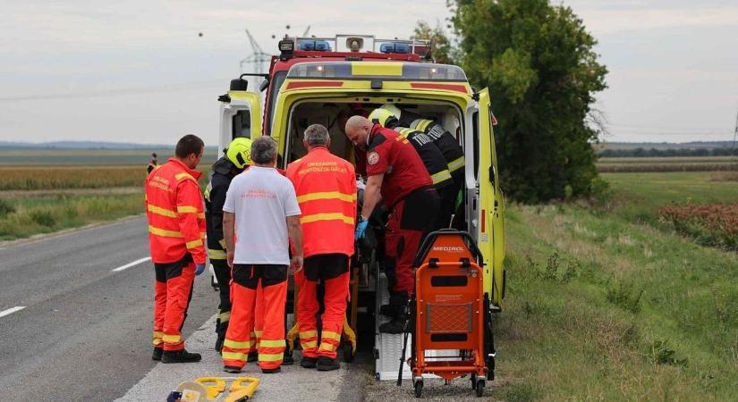 Életveszélyes sérülthöz szállt le a mentőhelikopter a 3-as úton