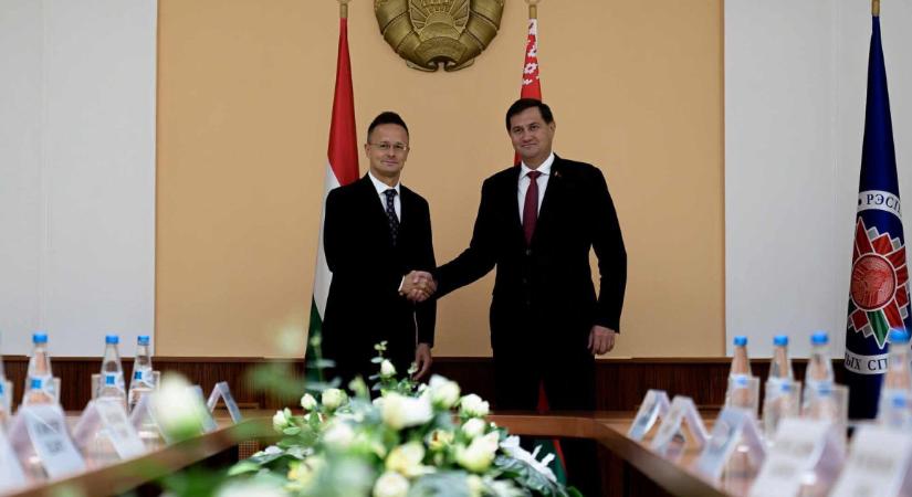 Fehéroroszországból üzent Szijjártó Péter a lengyelországi drónberepüléssel kapcsolatban