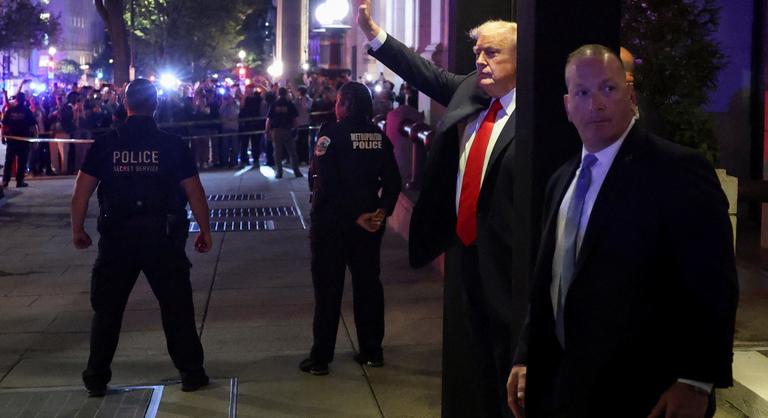 Te vagy a mi korunk Hitlere, üvöltötték Trump arcába a tüntetők