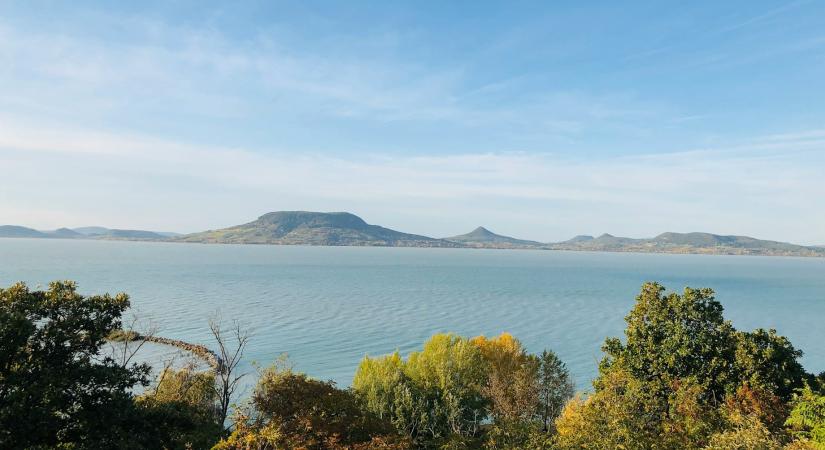 Félelmetes kártevők lepték el a Balaton partját, ezt az építményt is megrongálták