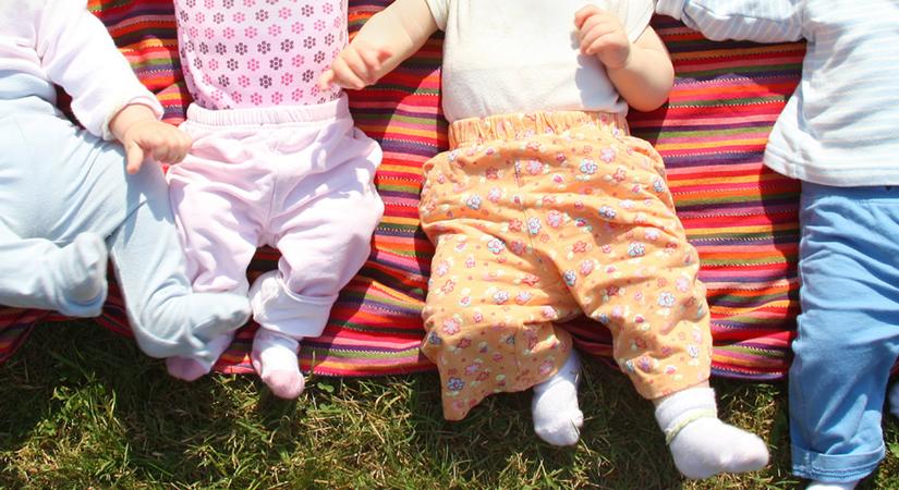 Rendkívül ritka egypetéjű négyes ikrek születtek, ám tragédia árnyékolta be a szülők boldogságát