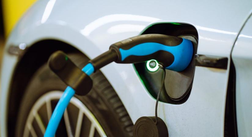 Több mint 1200 kilométert tett meg egyetlen töltéssel ez az elektromos autó