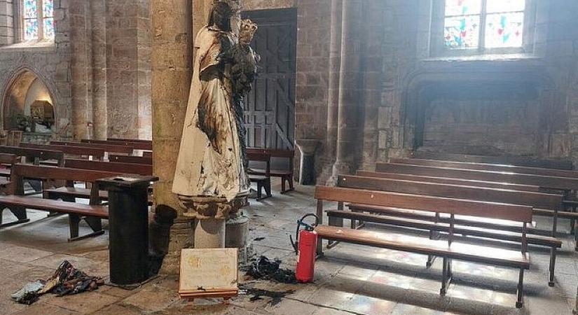 Újabb templomot gyaláztak meg Franciaországban – Le Pen szerint érthetetlen, miért nincs közfelháborodás az esetek miatt