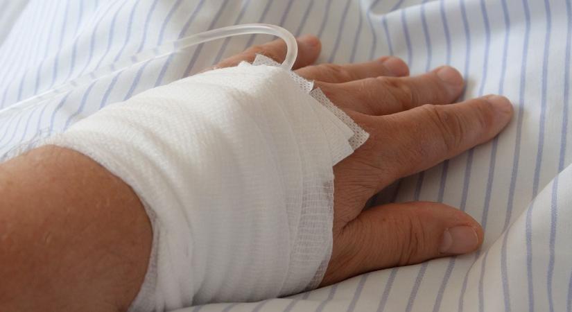 Elvágta a magatehetetlen édesapja infúziós csövét az intenzíven egy 13 éves fiú