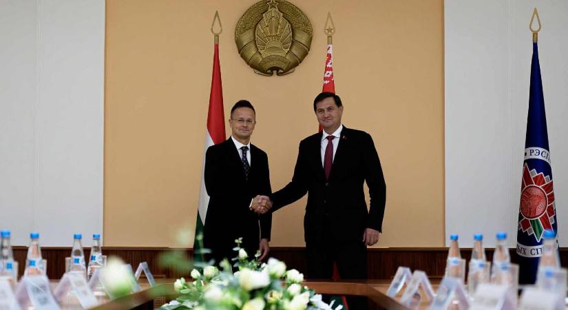 Szijjártó Péter most éppen abban a Belaruszban képviseli a békét, ahonnan orosz drónok repültek be és sértették meg Lengyelország légterét