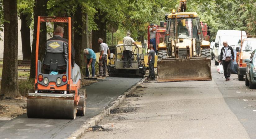 Aszfaltozzák a járdát a Kiszely utcában