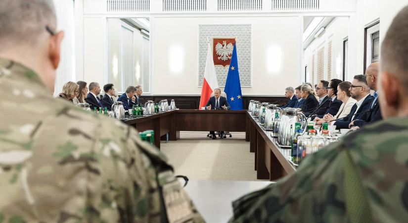 Tusk: Lengyelország nincs háborúban, de kezdeményezzük a NATO 4. cikkelyének aktiválását