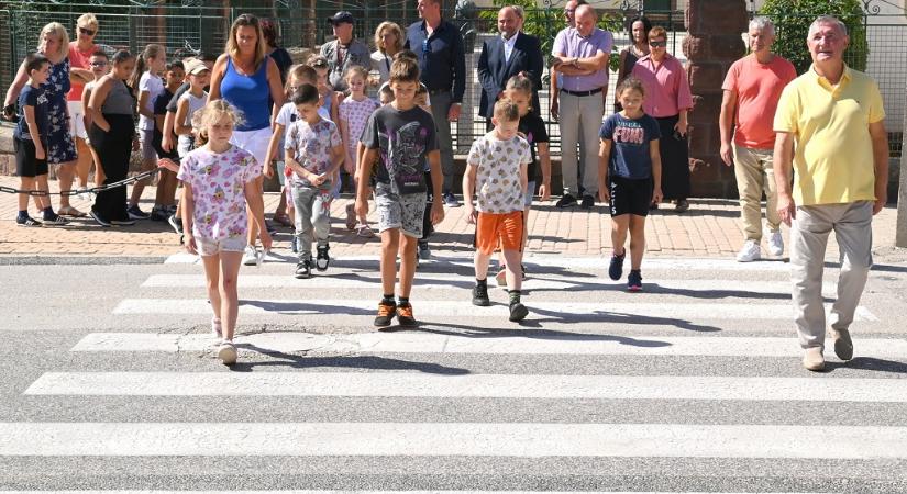 Gyerek a zebrán! – Közel kétmillióan szavazták meg, hogy Móron épülhessen a következő okoszebra