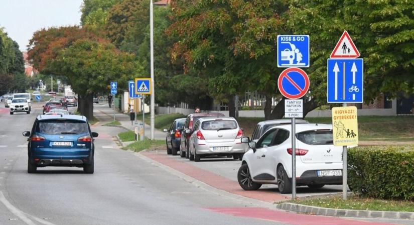 Nyolc férőhelyes parkolóval bővült a Széna tér