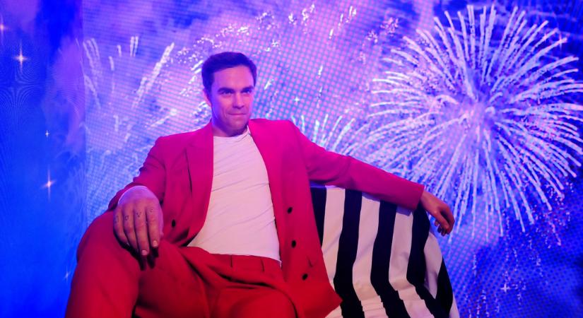 Robbie Williams már megérkezett Budapestre – de nem mozdul a Dorottya utcából