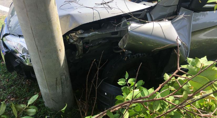 Tűzoltók emelték ki autójából a villanyoszlopnak ütközött sofőrt