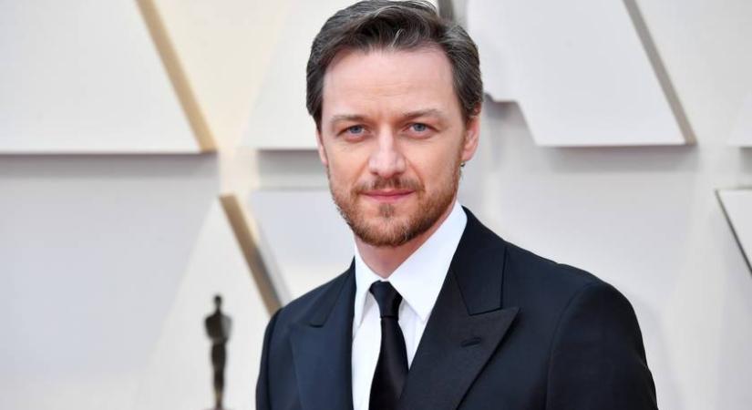 Behúztak egyet a jóképű színésznek a bárban: meglepő, mi volt a reakciója James McAvoynak