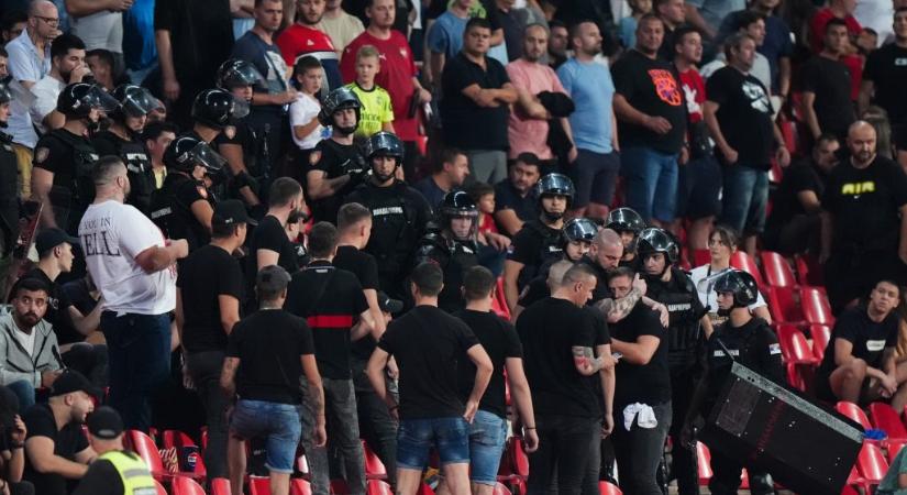 Vucicozni kezdtek a szerb drukkerek, verőlegények jelentek meg a lelátón