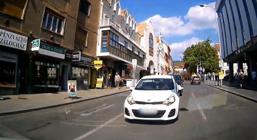 Ilyen létezik? Nagyon benézte a sávot két autós Pécs belvárosában (VIDEÓ)