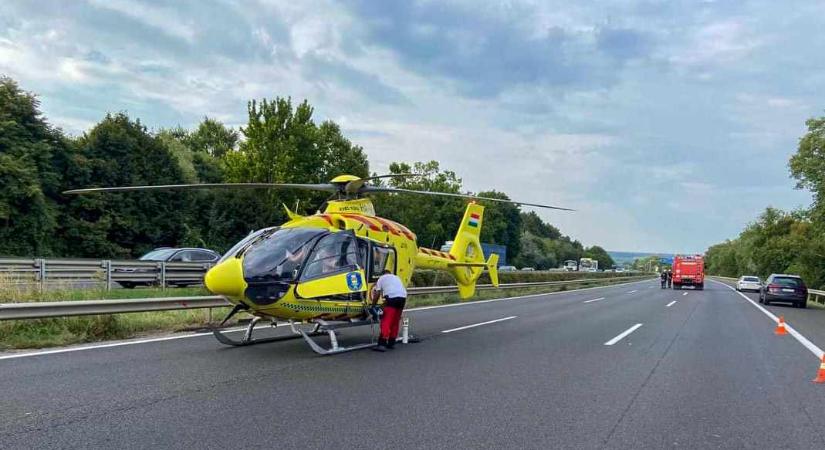 Munkagépbe rohant egy személyautó Tordasnál, lezárták az M7-es autópályát, mentőhelikopter a helyszínen