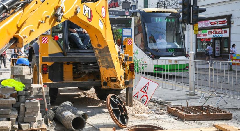 Miskolciak, figyelem! Fontos információk a Centrum Áruház előtti káoszról és a várható határidőről - képek, videó