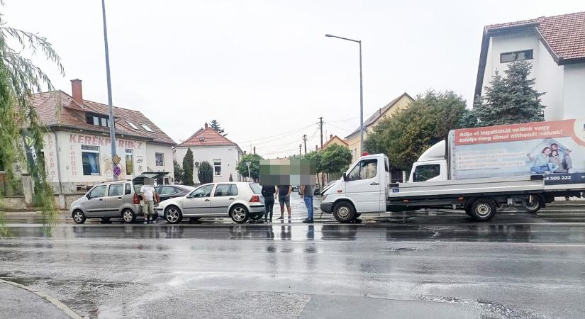 Újabb baleset történt Szombathelyen a szakadó esőben - fotók