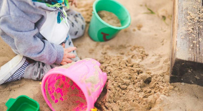 Büntetőeljárás indult a pionírokat és a haza sólymait felidéző óvoda ügyében