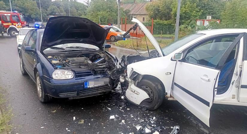 Frontálisan ütközött két autó Szombathelyen, lezárták a felüljárót - fotók