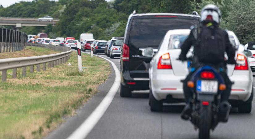 Munkagép és gépkocsi ütközött az M7-esen