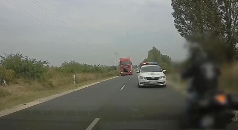 Szinte minden közlekedési szabályt megszegett ez a motoros Hajdúböszörményben – videóval
