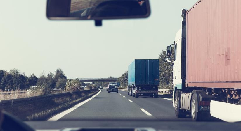 Itt vannak a számok! Ennyibe kerül majd az autópálya-matrica jövőre