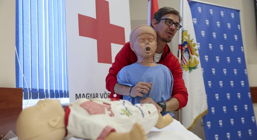 Imitált balesetek helyszínein, a győri utcákon mentenek majd életet