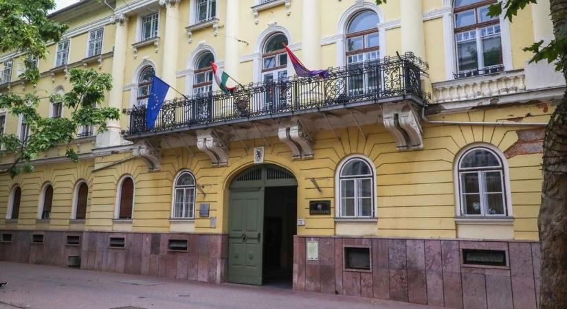 Nem fogja elhinni! Kipakolták Miskolcon a műemlék vármegyeházát - képekkel, videóval