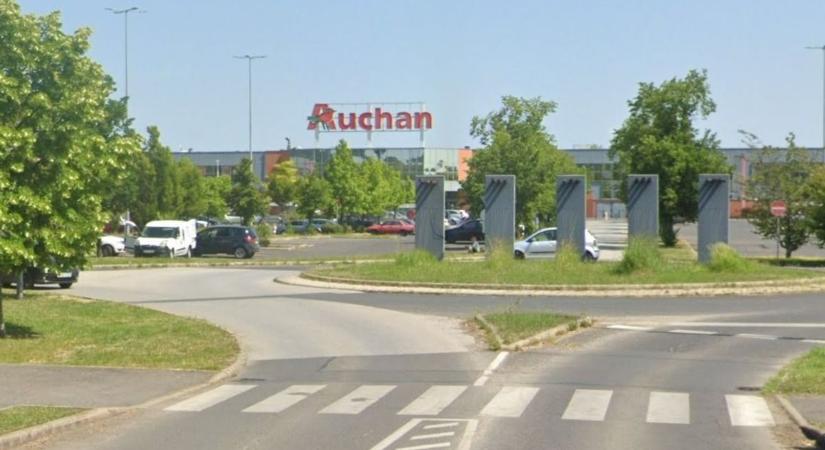 Na, ezért kell extrán figyelni az Auchan-körforgalomban: most nagyon benézte egy nő, így reagált a másik autós