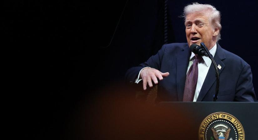 Trump a színpadon mondatta el egy tizenkét éves gyerekkel, hogyan traumatizálták egy „radikális genderideológiát” hirdető mesekönyvvel