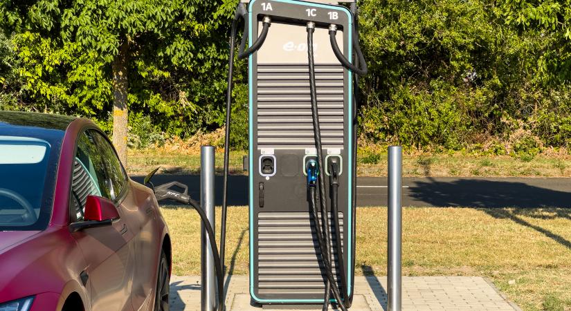 A kényelem ára: mennyivel drágább a töltés Tesla Multipasst használva?