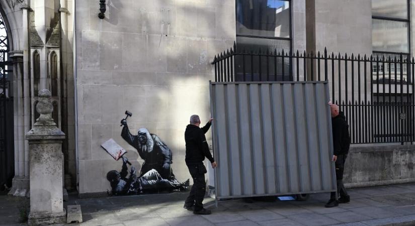 Előbb letakarták, majd le is mosták Banksy legújabb graffitijét a londoni bíróság faláról