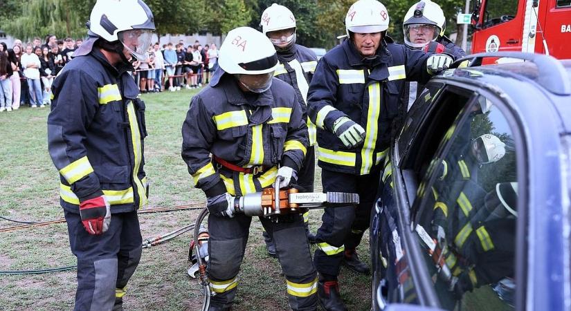 Sokkoló baleseti szimuláció Baján: diákok láthatták, mi történik ittas vagy drogos vezetés után – fotók