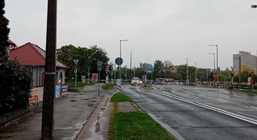 Nem nyílt fel a vasúti átjáró Győrben