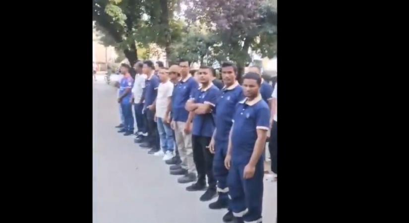 Kínai és bangladesi vendégmunkások a blokádok elleni tüntetéseken